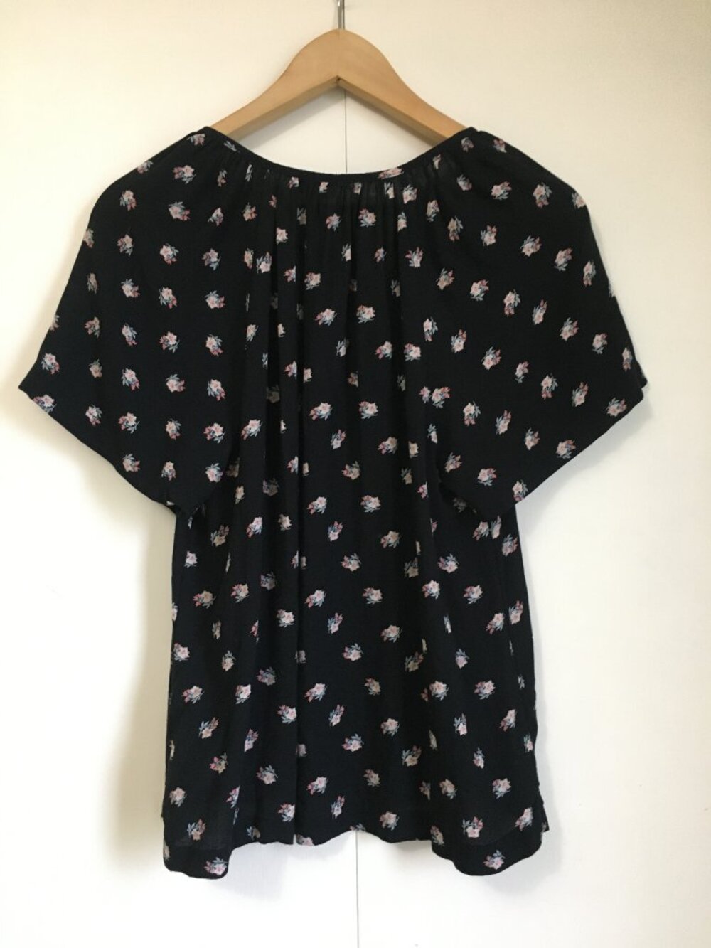 GAP Black Ditsy Floral Flutter Sleeve Tie Front Keyhole Blouse Rayon XS - Picture 2 of 16